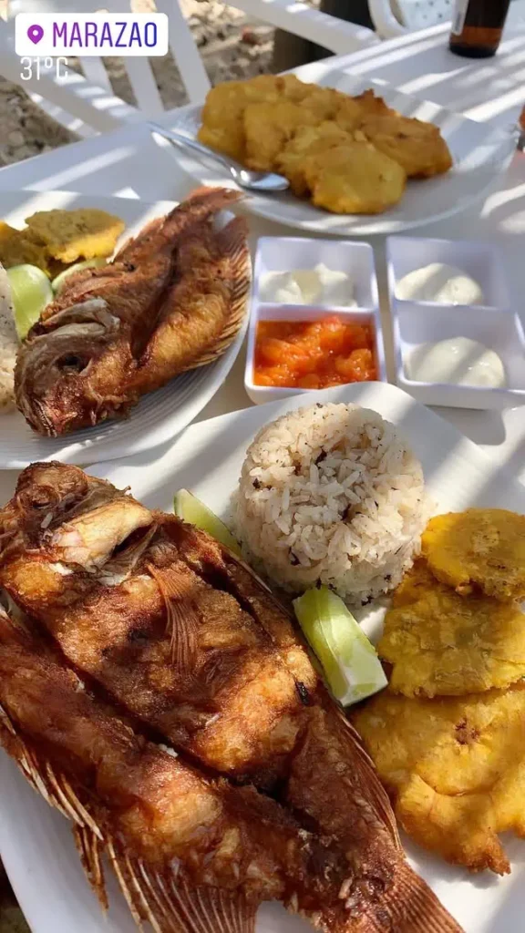 Platos relacionados con el mar, pargo frito y arroz con cocó